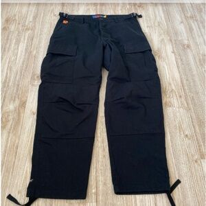Empyre Women's black oversized cargo pants size 28